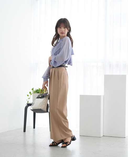 ASTORIA ODIER(アストリアオディール)の「ベルト付きタックパンツ(その他パンツ・レディース・キャメル/ホワイト/ネイビー/ピンクベージュ/ブラウン・MEDIUM/SMALL)」の2枚目の写真