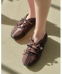 TAGTRAUME（タクトロイメ）の「ロッティ リボン マルチストラップ フラットスニーカー (+ハートチャーム) - チョコレートスウェード（スニーカー）」