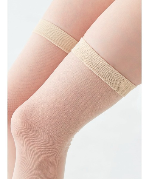 tutuanna(チュチュアンナ)の「足底綿でムレにくい ストッキング風オーバーニーソックス(ソックス/靴下・レディース・ブラック/サンドベージュ/オフホワイト/ライトベージュ・M)」の6枚目の写真