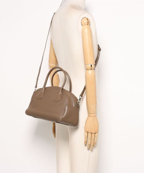 NiiNa(ニーナ)の「【 NiiNa / ニーナ 】高品質牛革2WAYラウンドフォルムバッグ(ショルダーバッグ・レディース・グレイッシュベージュ・FREE)」の2枚目の写真