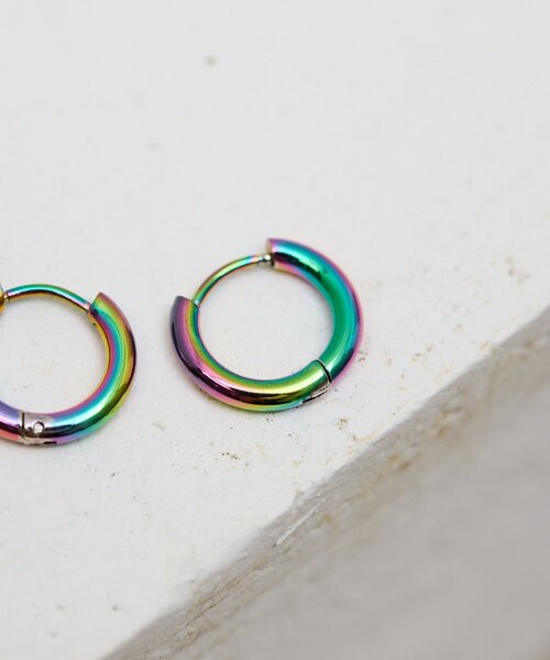 ear PAPILLONNER(イアパピヨネ)の「《金属アレルギー対応/ステンレス》オーロラ15mmフープピアス(ピアス(両耳用)・レディース・ブラック系その他4・FREE)」の2枚目の写真