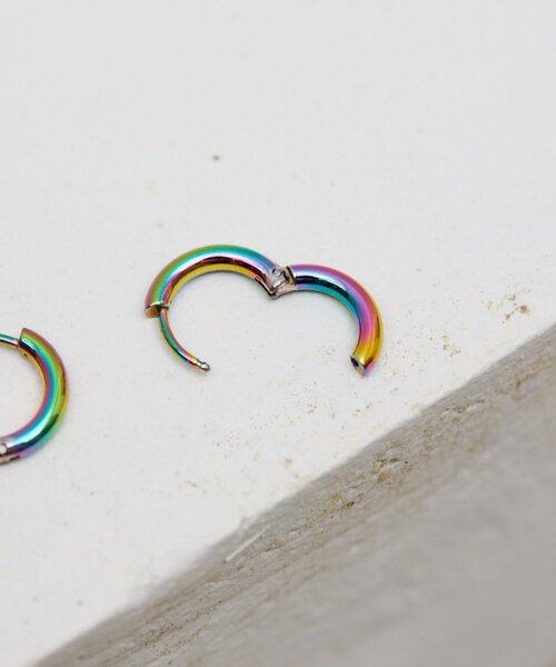 ear PAPILLONNER(イアパピヨネ)の「《金属アレルギー対応/ステンレス》オーロラ15mmフープピアス(ピアス(両耳用)・レディース・ブラック系その他4・FREE)」の3枚目の写真