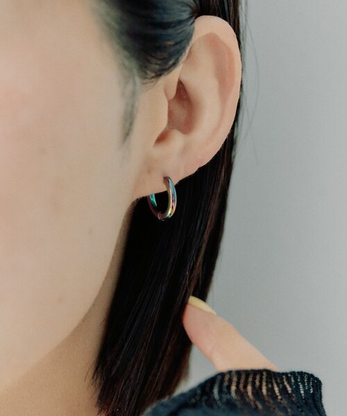 ear PAPILLONNER(イアパピヨネ)の「《金属アレルギー対応/ステンレス》オーロラ15mmフープピアス(ピアス(両耳用)・レディース・ブラック系その他4・FREE)」の6枚目の写真