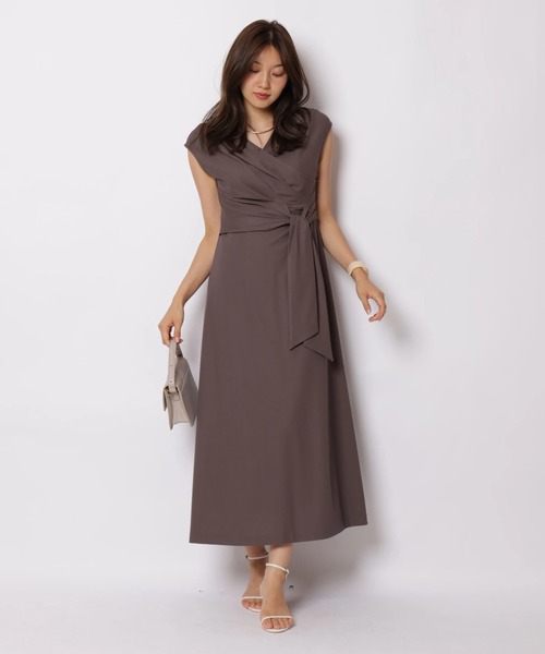 JUSGLITTY（ジャスグリッティー）の「カシュクールカットナローワンピース（ワンピース・レディース・モカ/ピンク/ネイビー・2/1）」の5枚目の写真