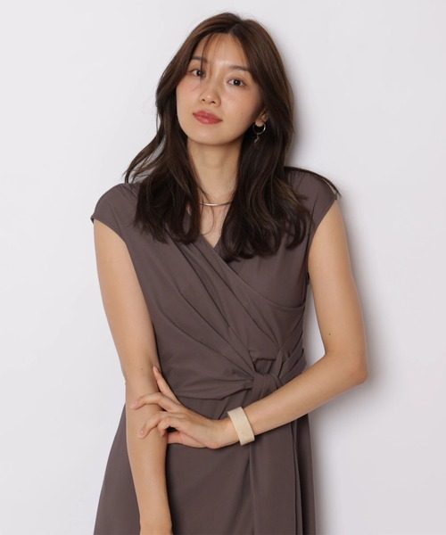 JUSGLITTY（ジャスグリッティー）の「カシュクールカットナローワンピース（ワンピース・レディース・モカ/ピンク/ネイビー・2/1）」の10枚目の写真