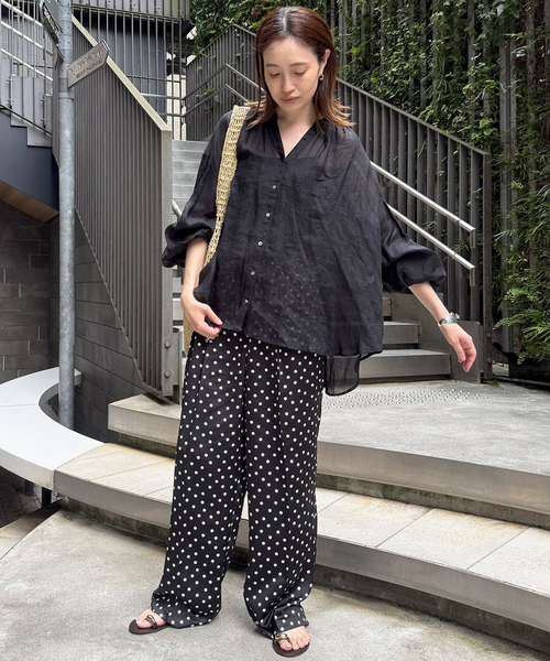 SLOBE IENA(スローブイエナ)の「《WEB限定/3サイズ展開/追加》プリントサテンイージーパンツ(その他パンツ・レディース・ブラック・36/38/40)」の4枚目の写真