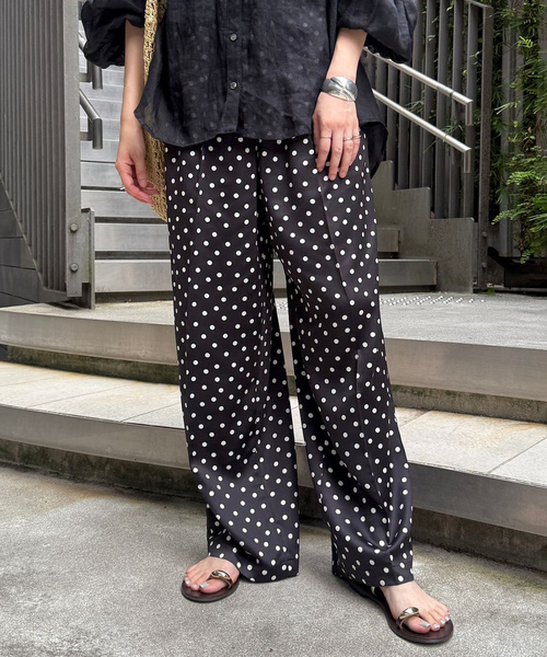 SLOBE IENA(スローブイエナ)の「《WEB限定/3サイズ展開/追加》プリントサテンイージーパンツ(その他パンツ・レディース・ブラック・36/38/40)」の5枚目の写真