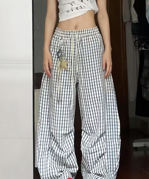 AsheKsha(アシクシャ)の「チェック柄のシアサッカーカーブドワイドレッグパンツ(その他パンツ・レディース・マルチ・S/M)」の2枚目の写真