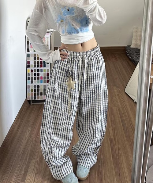 AsheKsha(アシクシャ)の「チェック柄のシアサッカーカーブドワイドレッグパンツ(その他パンツ・レディース・マルチ・S/M)」の3枚目の写真