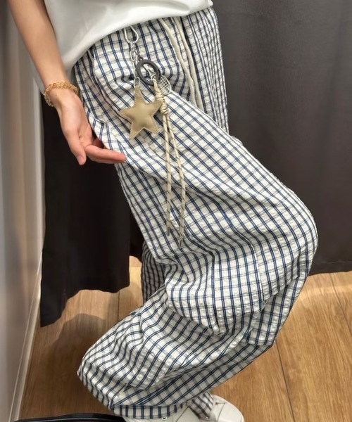 AsheKsha(アシクシャ)の「チェック柄のシアサッカーカーブドワイドレッグパンツ(その他パンツ・レディース・マルチ・S/M)」の4枚目の写真