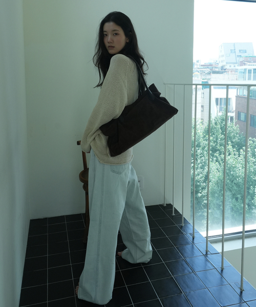 DENU（デヌ）の「VENTO Bag [Suede Brown]（ショルダーバッグ・レディース・その他・FREE）」の2枚目の写真