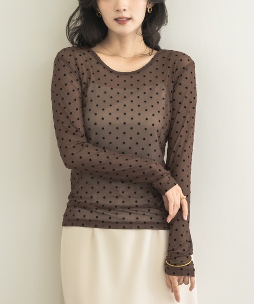 NEUNA（ヌナ）の「【透け感に宿す、大人のドット】フロッキードットシアートップス（Tシャツ/カットソー・レディース・ブラック/ブラウン/アイボリー・FREE）」の3枚目の写真