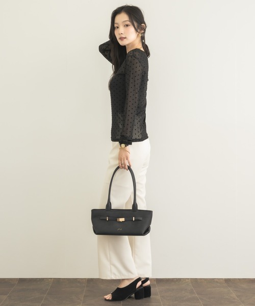 NEUNA（ヌナ）の「【透け感に宿す、大人のドット】フロッキードットシアートップス（Tシャツ/カットソー・レディース・ブラック/ブラウン/アイボリー・FREE）」の5枚目の写真
