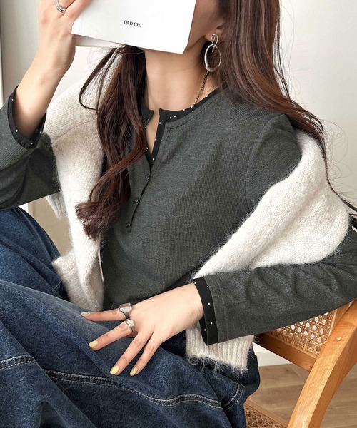 classicalelf(クラシカルエルフ)の「チラ見せで、お洒落の格上げ。ランダムドットレイヤード風ヘンリーテレコリブトップス (長袖)(Tシャツ/カットソー・レディース・ブラウン/チャコール/ネイビー/ベージュ・LARGE/X-LARGE/SMALL/MEDIUM)」の2枚目の写真