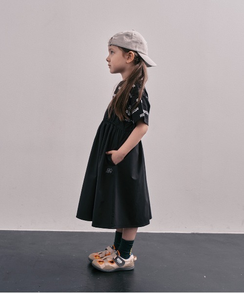 GROOVY COLORS(グルービーカラーズ)の「Water Repellent Stretch Camisole Dress(ワンピース・キッズ・ブラック・125cm/115cm)」の4枚目の写真