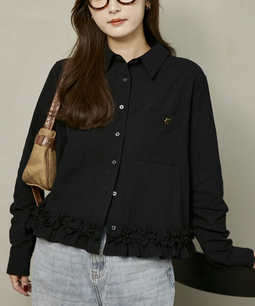 MARY QUANT（マリークワント）の「MARY QUANT × PUBLUX/マリークワント 別注 ワンポイント 裾 フリル シャツ　限定展開（シャツ/ブラウス・レディース・ブラック/オフホワイト/ネイビー・ﾌﾘ-）」の2枚目の写真