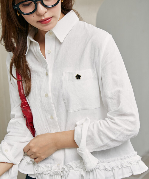MARY QUANT（マリークワント）の「MARY QUANT × PUBLUX/マリークワント 別注 ワンポイント 裾 フリル シャツ　限定展開（シャツ/ブラウス・レディース・ブラック/オフホワイト/ネイビー・ﾌﾘ-）」の6枚目の写真