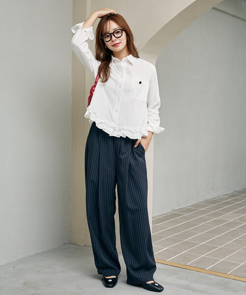 MARY QUANT（マリークワント）の「MARY QUANT × PUBLUX/マリークワント 別注 ワンポイント 裾 フリル シャツ　限定展開（シャツ/ブラウス・レディース・ブラック/オフホワイト/ネイビー・ﾌﾘ-）」の7枚目の写真