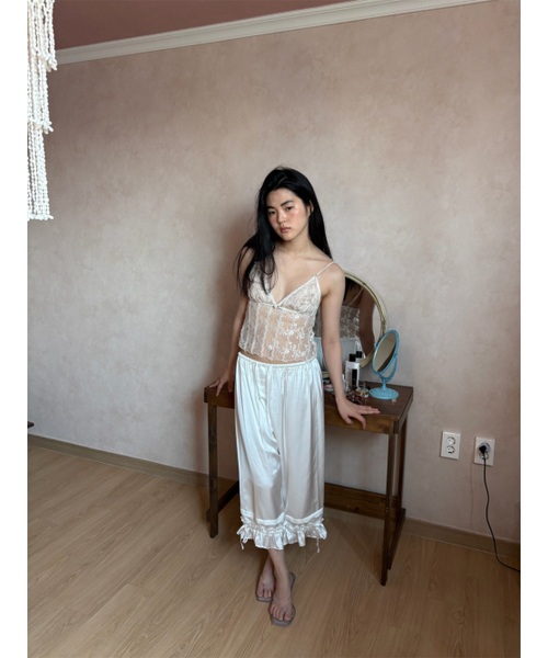 THEPORTA(ザ ポルタ)の「SATIN RIBBON FRILL PANTS, WHITE(その他パンツ・レディース・その他・FREE)」の2枚目の写真