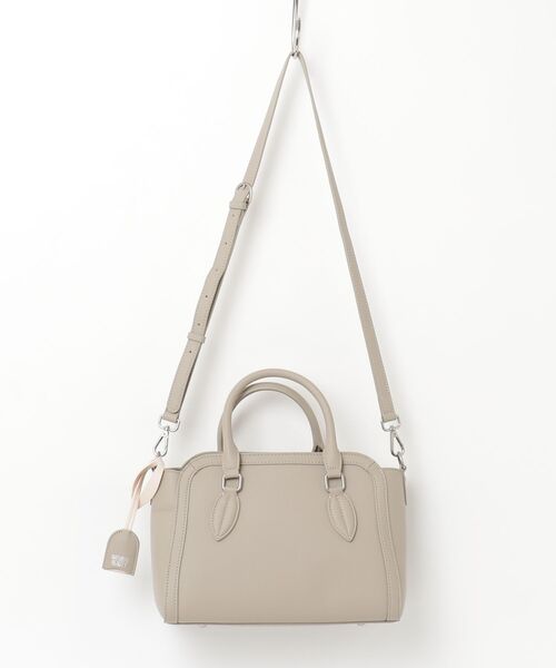 MAISON mou(メゾンムー)の「【NATURAL BEAUTY BAG & WALLET】リリアーナ ハンドバッグ 2way ショルダーバッグ チャーム付き オンオフ対応(ショルダーバッグ・レディース・ベージュ/ブラック・FREE)」の1枚目の写真