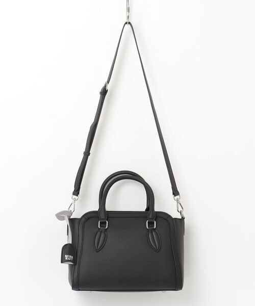 MAISON mou(メゾンムー)の「【NATURAL BEAUTY BAG & WALLET】リリアーナ ハンドバッグ 2way ショルダーバッグ チャーム付き オンオフ対応(ショルダーバッグ・レディース・ベージュ/ブラック・FREE)」の2枚目の写真