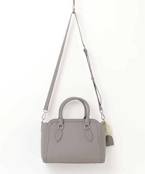 MAISON mou(メゾンムー)の「【NATURAL BEAUTY BAG & WALLET】リリアーナ ハンドバッグ 2way ショルダーバッグ チャーム付き オンオフ対応(ショルダーバッグ・レディース・ベージュ/ブラック・FREE)」の3枚目の写真