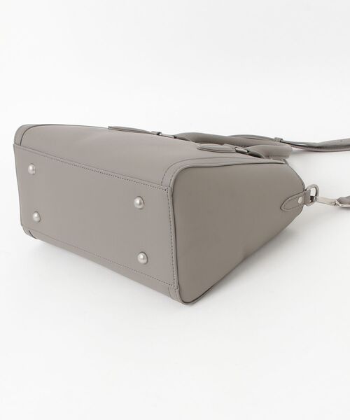 MAISON mou(メゾンムー)の「【NATURAL BEAUTY BAG & WALLET】リリアーナ ハンドバッグ 2way ショルダーバッグ チャーム付き オンオフ対応(ショルダーバッグ・レディース・ベージュ/ブラック・FREE)」の4枚目の写真