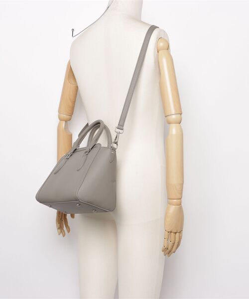 MAISON mou(メゾンムー)の「【NATURAL BEAUTY BAG & WALLET】リリアーナ ハンドバッグ 2way ショルダーバッグ チャーム付き オンオフ対応(ショルダーバッグ・レディース・ベージュ/ブラック・FREE)」の6枚目の写真