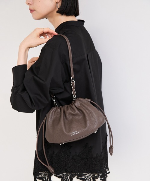 le cercle ADAM ET ROPE'(ルセルクルアダムエロペ)の「【George Cinq(ジョルジュサンク)】DRAWSTRING BAG(S)(ショルダーバッグ・レディース・ブラック/キャメル/グレー系その他・FREE)」の3枚目の写真