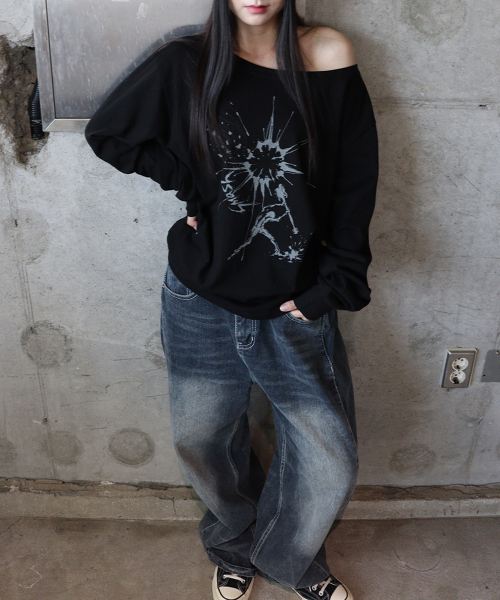 DEFYCLUBROBBERS（ディファイクラブロバース）の「SMASH ボートネック ワンショルダー ロングスリーブ（Tシャツ/カットソー・レディース・その他・FREE）」の2枚目の写真