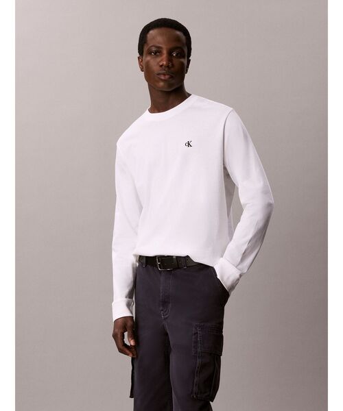 Calvin Klein(カルバン・クライン)の「【ブランド公式】長袖Tシャツ - ロングスリーブイージーモノグラムTシャツ(Tシャツ/カットソー・メンズ・ホワイト/ブラック・XL/L/M/S)」の1枚目の写真