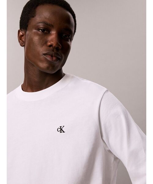Calvin Klein(カルバン・クライン)の「【ブランド公式】長袖Tシャツ - ロングスリーブイージーモノグラムTシャツ(Tシャツ/カットソー・メンズ・ホワイト/ブラック・XL/L/M/S)」の4枚目の写真