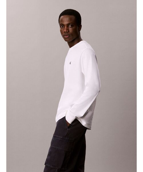 Calvin Klein(カルバン・クライン)の「【ブランド公式】長袖Tシャツ - ロングスリーブイージーモノグラムTシャツ(Tシャツ/カットソー・メンズ・ホワイト/ブラック・XL/L/M/S)」の5枚目の写真