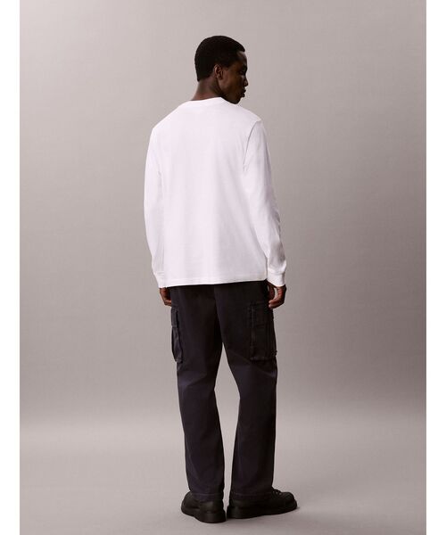 Calvin Klein(カルバン・クライン)の「【ブランド公式】長袖Tシャツ - ロングスリーブイージーモノグラムTシャツ(Tシャツ/カットソー・メンズ・ホワイト/ブラック・XL/L/M/S)」の6枚目の写真