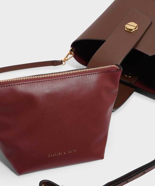 CHARLES & KEITH（チャールズ & キース）の「リスレットハンドルバケツバッグ / WRISTLET HANDLE BUCKET
