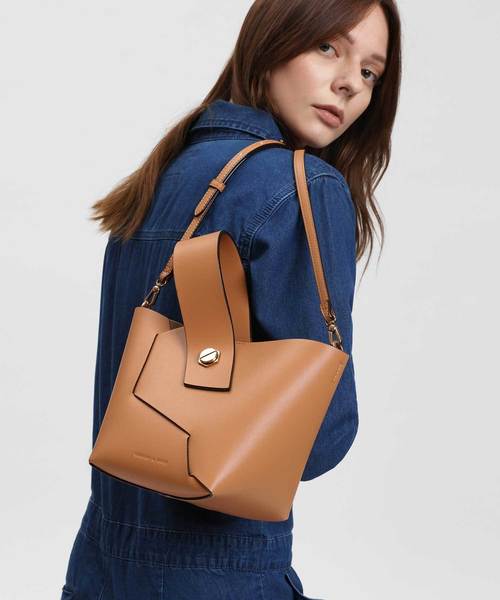 CHARLES & KEITH（チャールズ & キース）の「リスレットハンドルバケツバッグ / WRISTLET HANDLE BUCKET BAG（ハンドバッグ・レディース・ブラック/ライトブラウン/マスタード・M）」の11枚目の写真