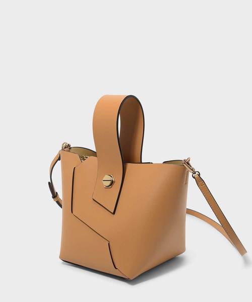 CHARLES & KEITH（チャールズ & キース）の「リスレットハンドルバケツバッグ / WRISTLET HANDLE BUCKET