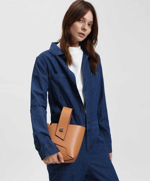 CHARLES & KEITH（チャールズ & キース）の「リスレットハンドルバケツバッグ / WRISTLET HANDLE BUCKET BAG（ハンドバッグ・レディース・ブラック/ライトブラウン/マスタード・M）」の15枚目の写真