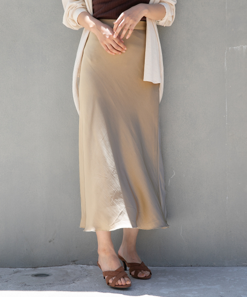 A part by（アパートバイ）の「Pサテンマーメイドナロースカート 844168（スカート・レディース・ブラック/ベージュ/キャメル・FREE）」の2枚目の写真