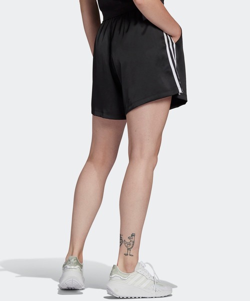 adidas（アディダス）の「アディカラー クラシックス サテン