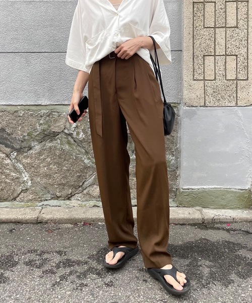 Didot.showroom(ディドット ショールーム)の「ウエストマークベルト付きタックテーパードスラックス(スラックス・レディース・ブラック/ブラウン/チャコール/ホワイト・S/M)」の4枚目の写真