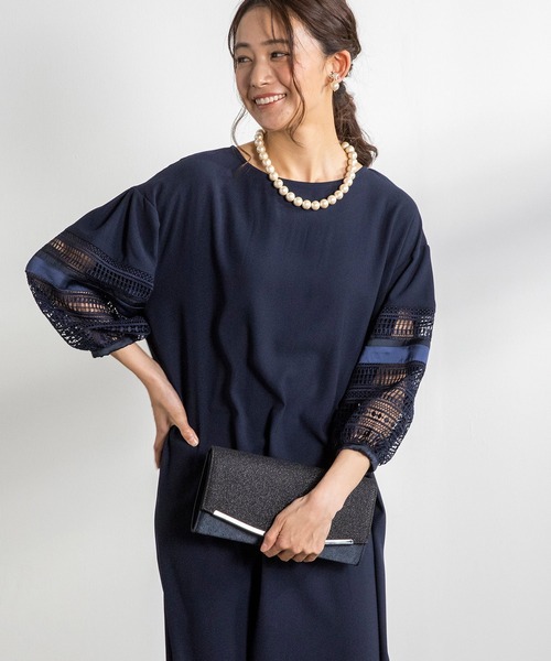 form forma（フォルムフォルマ）の「【WEB限定】≪着回し力抜群♪≫袖レース×サテンアクセントワンピース（ドレス・レディース・ベージュ/ネイビー・9号/13号）」の2枚目の写真