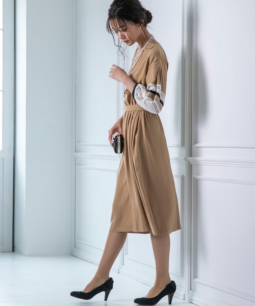 form forma（フォルムフォルマ）の「【WEB限定】≪着回し力抜群♪≫袖レース×サテンアクセントワンピース（ドレス・レディース・ベージュ/ネイビー・9号/13号）」の15枚目の写真