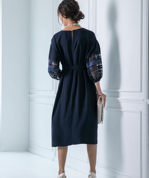 form forma（フォルムフォルマ）の「【WEB限定】≪着回し力抜群♪≫袖レース×サテンアクセントワンピース（ドレス・レディース・ベージュ/ネイビー・9号/13号）」の11枚目の写真