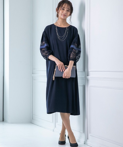 form forma（フォルムフォルマ）の「【WEB限定】≪着回し力抜群♪≫袖レース×サテンアクセントワンピース（ドレス・レディース・ベージュ/ネイビー・9号/13号）」の20枚目の写真