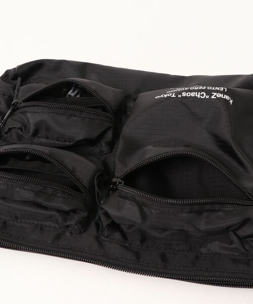KaneZ（ケインズ）の「KaneZ/ケインズ/ロゴプリントサコッシュショルダーバッグ（ショルダーバッグ・メンズ・ブラック/レッド・FREE）」の3枚目の写真