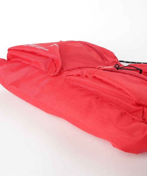 KaneZ（ケインズ）の「KaneZ/ケインズ/ロゴプリントサコッシュショルダーバッグ（ショルダーバッグ・メンズ・ブラック/レッド・FREE）」の5枚目の写真