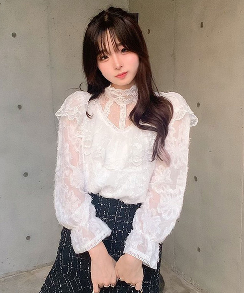 titty&Co. PETIT by poyo(ティティーアンドコープティバイポヨ)の「【ファッションインフルエンサーPOYO×titty&Co.PETIT】シャギーレーススタンドカラーブラウス(シャツ/ブラウス・レディース・ホワイト・FREE)」の1枚目の写真