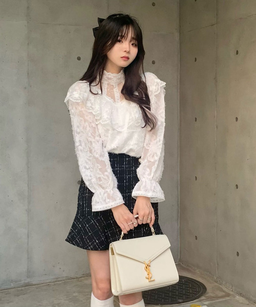 titty&Co. PETIT by poyo(ティティーアンドコープティバイポヨ)の「【ファッションインフルエンサーPOYO×titty&Co.PETIT】シャギーレーススタンドカラーブラウス(シャツ/ブラウス・レディース・ホワイト・FREE)」の2枚目の写真