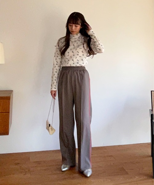 EPIMI E'PIMMY(エピミエピミー)の「フラワーサーマルハイネックプルオーバー(Tシャツ/カットソー・レディース・グレー/オフホワイト・MEDIUM)」の4枚目の写真